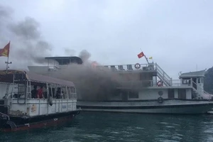 Tàu du lịch chở 31 khách Trung Quốc va chạm với sà lan ở Hạ Long