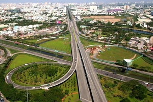 Tăng chiều cao xây dựng xung quanh nút giao thông đường Võ Văn Kiệt - quốc lộ 1