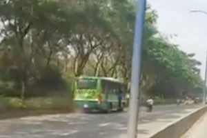 Clip xe buýt đi ngược chiều trên đường phố gây xôn xao dư luận