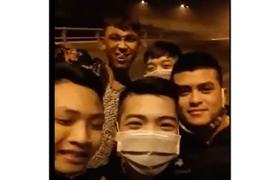 VIDEO: Triệu tập nhóm thanh niên cầm hung khí chặn xe “xin đểu” rồi livestream trên cao tốc