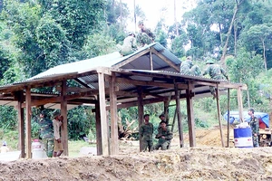 Bộ đội giúp dân dời làng, dựng nhà mới