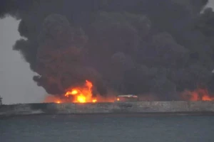 Tàu chở dầu Sanchi của Iran cháy dữ dội sau khi đụng tàu chở hàng CF Crystal của Trung Quốc ở biển Hoa Đông tối 6-1-2018. Ảnh: XINHUA
