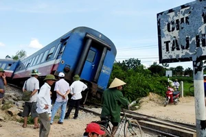 Tàu hỏa đâm xe máy, 2 người tử vong 