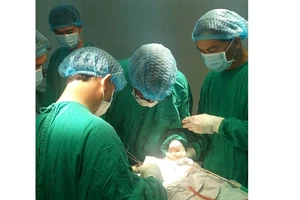 Các bác sĩ bệnh viện đa khoa tỉnh Bình Phước đang thực hiện 1 ca phẫu thuật thay khớp háng nhân tạo