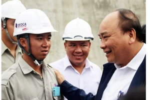 Thủ tướng Nguyễn Xuân Phúc thăm, chúc tết công nhân thi công hầm đường bộ qua đèo Cả