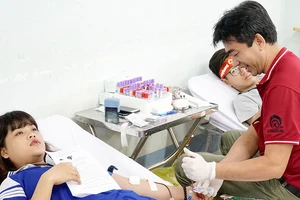 Người dân tham gia hiến máu tình nguyện