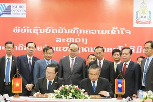 Bí thư Thành ủy TPHCM Nguyễn Thiện Nhân cùng đoàn đại biểu cấp cao TPHCM chứng kiến buổi ký kết bản ghi nhớ hợp tác giữa Đại học Quốc gia TPHCM và Đại học Quốc gia Lào. Ảnh: KIỀU PHONG.