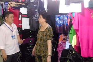 Anh Nguyễn Kim Long trò chuyện, thăm hỏi tiểu thương chợ Nguyễn Tri Phương
