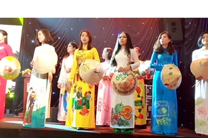 Các thí sinh trình diễn trang phục áo dài tại hội thi do Công đoàn Viên chức TPHCM tổ chức