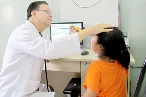 Bác sĩ Trần Ngọc Đường đang khám và điều trị cho trẻ mắc lao