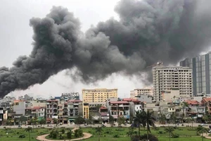 Cháy lớn thiêu rụi chợ Quang ở Thanh Trì, Hà Nội 