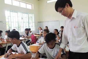 Giáo viên về dạy ở xã đảo Thạnh An (huyện Cần Giờ, TPHCM) thiếu thốn về mọi mặt nhưng luôn nỗ lực hết mình vì học trò thân yêu. Ảnh: THU HƯỜNG