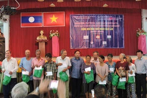 Khám bệnh miễn phí và tặng quà kiều bào nghèo tại tỉnh Savannakhet, Lào