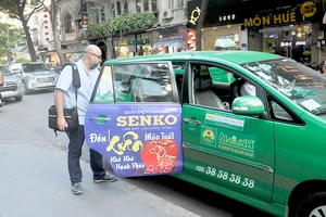 Hành khách đi taxi Mai Linh. Ảnh: CAO THĂNG