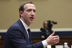 Mark Zuckerberg trong phiên điều trần tại Hạ viện Mỹ ngày 11-4. Ảnh: REUTERS