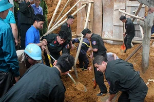 Lào Cai: Sạt lở đất trong khi xây bờ kè, 4 người bị vùi lấp