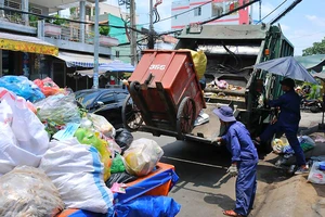 Gom rác vận chuyển đến khu xử lý rác tại quận 8. Ảnh: CAO THĂNG