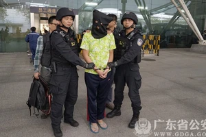 Cảnh sát đặc nhiệm áp giải một ngi phạm bị bắt ở tỉnh Quảng Đông. Ảnh do Cảnh sát Quảng Đông công bố ​