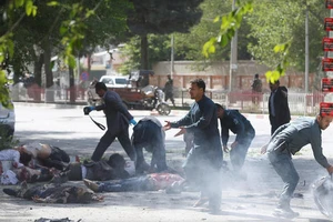 Cảnh sát giúp các nhà báo, các nạn nhân trong vụ nổ thứ 2 tại Kabul ngày 30-4-2018. Ảnh: REUTERS