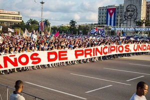 Hơn 900.000 người dân thủ đô La Habana đã có mặt tại quảng trường Cách mạng José Martí để tham gia lễ kỉ niệm trọng đại nhân Ngày Quốc tế Lao động 1-5. Ảnh: REUTERS