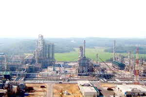 Nhà máy lọc dầu Dung Quất xây dựng trong KKT Dung Quất với hệ thống cảng biển nước sâu và vịnh kín gió đã tạo nên một vị trí chiến lược trong Vùng KTTĐ miền Trung