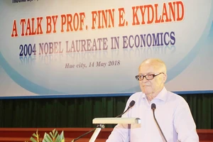 GS. Finn E. Kydland nói chuyện với thầy và trò Trường ĐH Kinh tế - ĐH Huế xoay quanh chủ đề “Con đường đi đến giải Nobel”