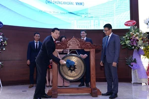 Ông Nguyễn Việt Quang – Tổng Giám đốc Tập đoàn Vingroup thực hiện nghi thức đánh cồng tại sự kiện Vinhomes nhận quyết định niêm yết cổ phiếu VHM