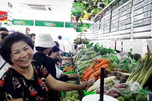 Khách hàng mua thực phẩm tại Co.op Food Thanh Đa - cửa hàng nhượng quyền đầu tiên của Saigon Co.op trong năm 2016