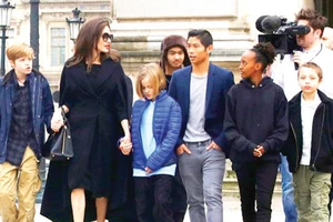 Angelina Jolie không thể mang con ra khỏi nước Mỹ