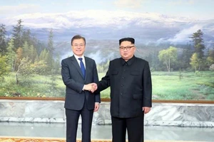 Tổng thống Hàn Quốc Moon Jae-in (trái) và Nhà lãnh đạo Triều Tiên Kim Jong-un trong cuộc gặp bất ngờ tại làng đình chiến Panmunjom ngày 26-5. 