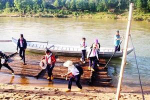 Ông Đinh K’Rắt đưa học sinh ở bản Nước Rinh qua sông Rinh “tìm con chữ” suốt 15 năm qua