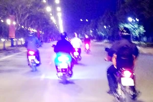 Đèn hậu siêu sáng của chiếc xe máy làm nhiều người chạy phía sau bị lóa mắt, tiềm ẩn nguy cơ tai nạn giao thông