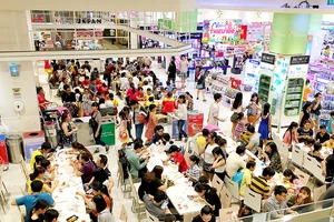 Khách ăn uống, mua sắm tại AEON ở quận Tân Phú. Ảnh: CAO THĂNG