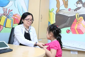  Bác sĩ Huỳnh Thị Vũ Quỳnh đang thăm khám cho trẻ