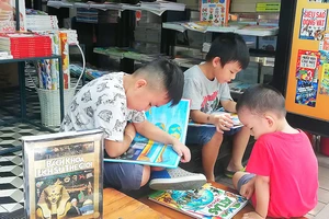 Trẻ em chọn sách tại Đường sách TPHCM