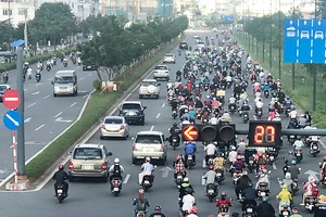 Vào giờ cao điểm, trên đường Phạm Văn Đồng, xe gắn máy tràn lấn qua 3 làn đường dành cho ô tô