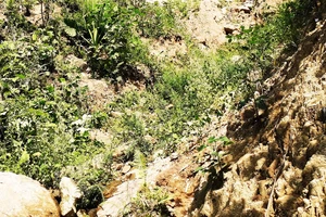 Vào mùa mưa do đỉnh núi Goi Ra Hách bị nứt kéo nhiều đất đá xuống suối