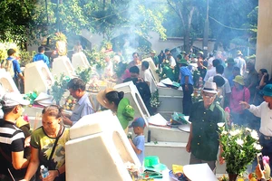 Người dân thắp hương tại Khu mộ 10 nữ liệt sĩ TNXP Ngã ba Đồng Lộc