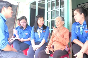 Thăm hỏi, chăm sóc các mẹ Việt Nam anh hùng là hoạt động thường xuyên của thanh niên huyện Củ Chi. Ảnh: MẠNH HÒA