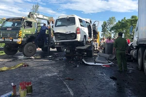 Hiện trường vụ tai nạn giao thông vừa xảy ra trên tuyến tránh (Km950+800 trên QL1) đoạn qua xã Điện Minh, thị xã Điện Bàn, tỉnh Quảng Nam) làm 13 người chết 