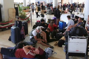 Các du khách nước ngoài ngồi, nằm la liệt ở sân bay quốc tế Lambok sau trận động đất ngày 6-8. Ảnh: REUTERS