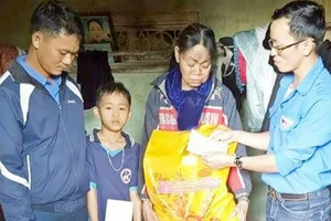 Đại diện các đoàn thể Trường Tiểu học Trần Quốc Toản tặng quà năm học mới giúp cháu Sơn