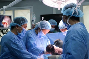 Bệnh viện Phổi Trung ương và Bệnh viện Nhi Trung ương đã phổi hợp mổ sinh cứu mẹ con thai phụ hẹp khít khí quản nguy kịch