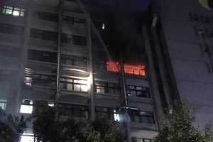  Ngọn lửa bùng phát lúc 4 giờ 30 sáng ngày 13-8 tại bệnh viện Weifu, quận Xinzhuang, phía bắc thành phố Tân Bắc, Đài Loan. Nguồn: Phòng cứu hỏa thành phố Đài Bắc/FaceBook