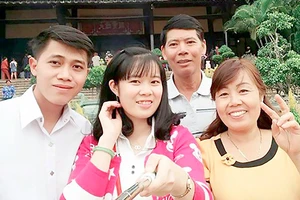 Tân thủ khoa Trường ĐH Quốc tế Hồng Bàng Nguyễn Thị Thu (thứ 2, từ trái sang) chụp hình cùng gia đình