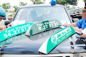 Thanh tra Sở GTVT kiểm tra và lập biên bản các xe taxi giả, taxi nhái. Ảnh do Thanh tra Sở GTVT cung cấp