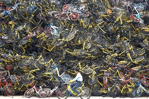 Một khu vực tập kết xe đạp bỏ đi của bike-sharing ở Trung Quốc