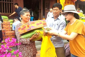 Gia đình anh Phương (ngụ phường 2, quận Tân Bình) mùa Vu Lan năm nào cũng tặng hơn 100 phần quà đến các gia đình khó khăn sống trên địa bàn