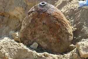 Đầu quả bom nằm dưới mặt đất ở Ludwigshafen. Nguồn: rte.ie