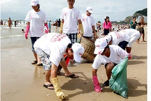 Thanh niên tình nguyện dọn rác trên bãi biển Vũng Tàu